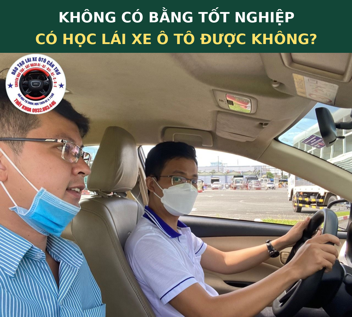 Học lái xe ô tô cần bằng cấp không? 5 lưu ý quan trọng 4 Ảnh học viên đeo kính cầm vô lăng và người hướng dẫn, minh họa bài học lái xe ô tô cần bằng cấp không