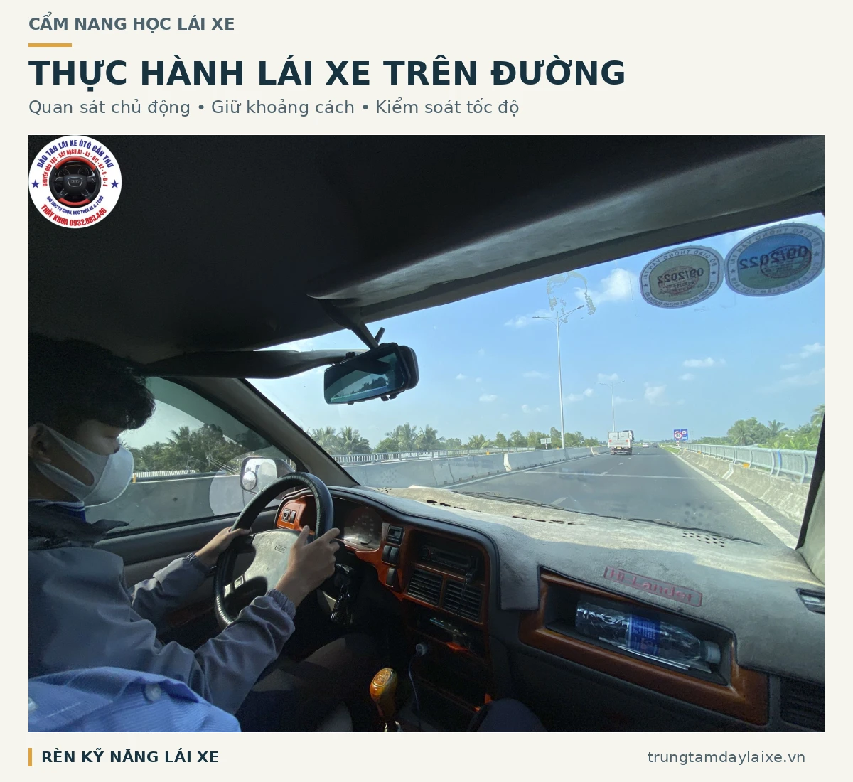 Thi bằng lái xe ô tô gồm những gì? 3 phần thi quan trọng 4 Thi thực hành lái xe ô tô: ảnh tư liệu người lái quan sát đường