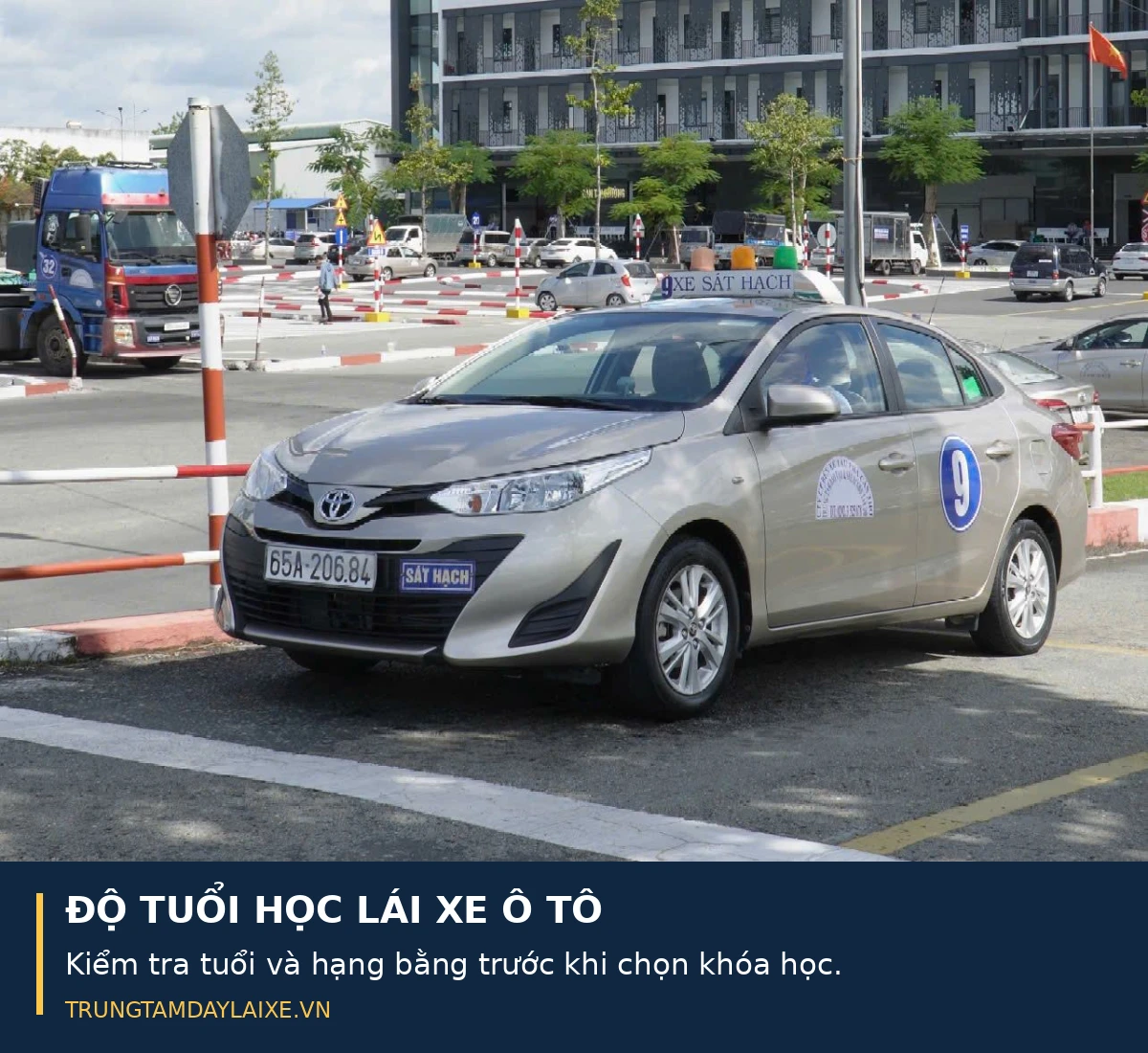 Độ tuổi học lái xe ô tô 2026: 7 lưu ý quan trọng 3 Độ tuổi học lái xe ô tô: xe sát hạch trên sân thực hành